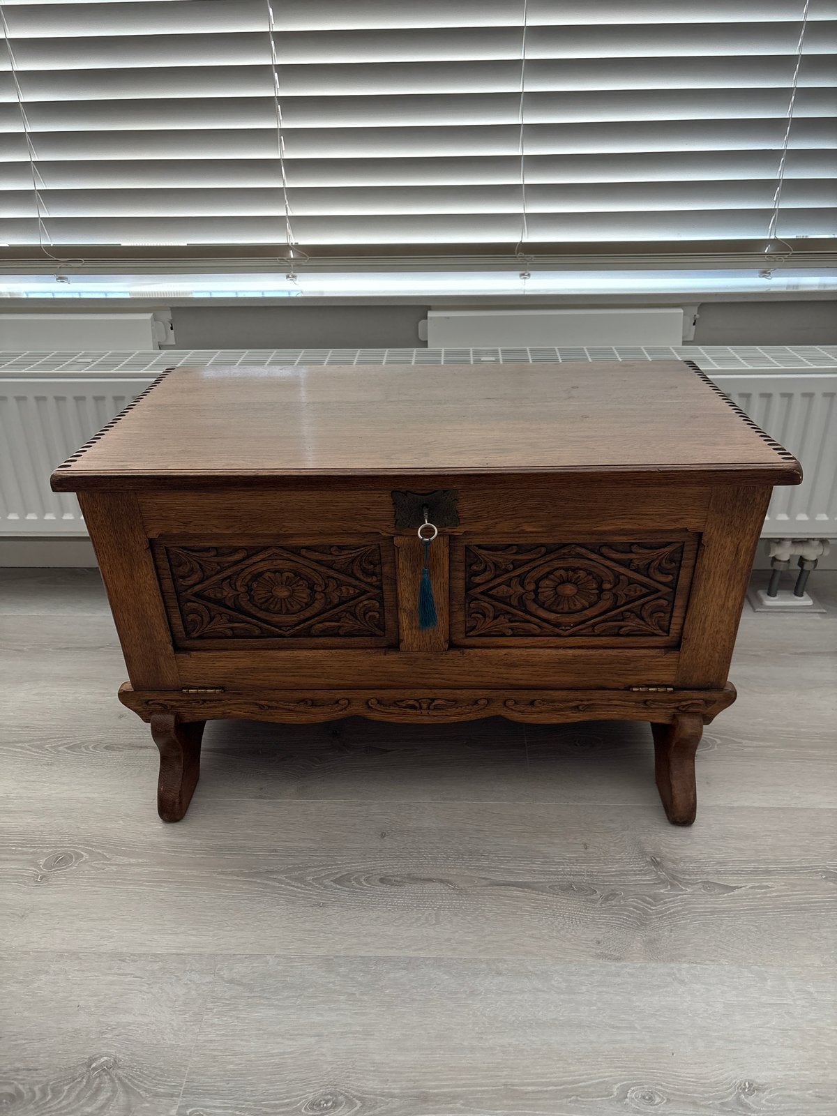 Antieke houten kist met houtsnijwerk, Ophalen