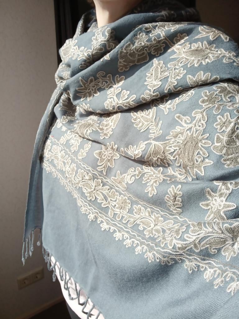 Hand geborduurde wollen shawl, Maat 38/40 (M), Ophalen of Verzenden, Onbekend, Sjaal