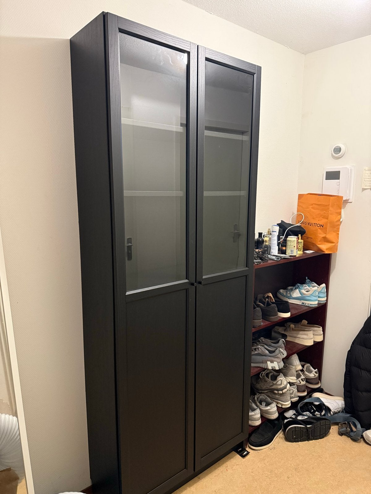 Zwarte kast met glazen deuren en planken, Huis en Inrichting, Kasten | Boekenkasten, 200 cm of meer, Zo goed als nieuw, 25 tot 50 cm