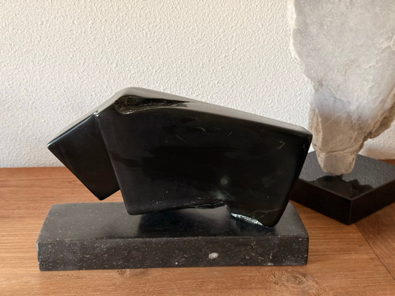 Abstract zwart marmer handgemaakt beeld, Ophalen, Minder dan 20 cm, Zwart, Op sokkel