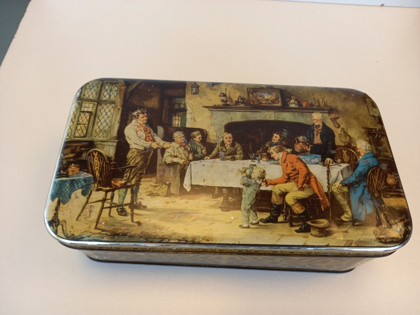 Oud koekblik met huiselijk plaatje.
In gebruikte conditie.
V, Ophalen of Verzenden, Gebruikt, Koek(jes)