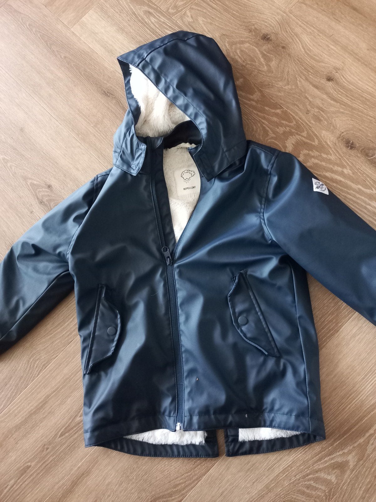 Donkerblauwe regenjas maat 110 met afneembare capuchon, Kinderen en Baby's, Kinderkleding | Maat 110, Ophalen of Verzenden, Nieuw