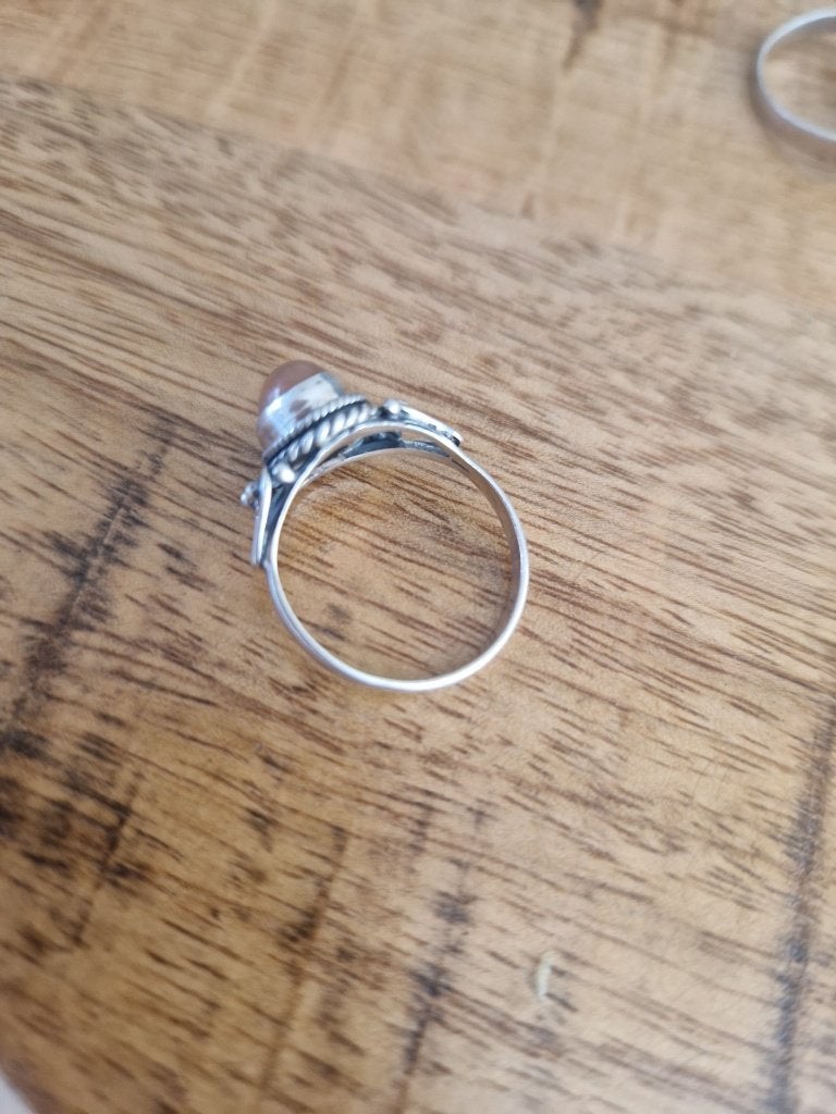 Antieke, zilveren ring met perzik maansteen. Maat 16,5., Ophalen of Verzenden, Zilver, Ring, Met edelsteen