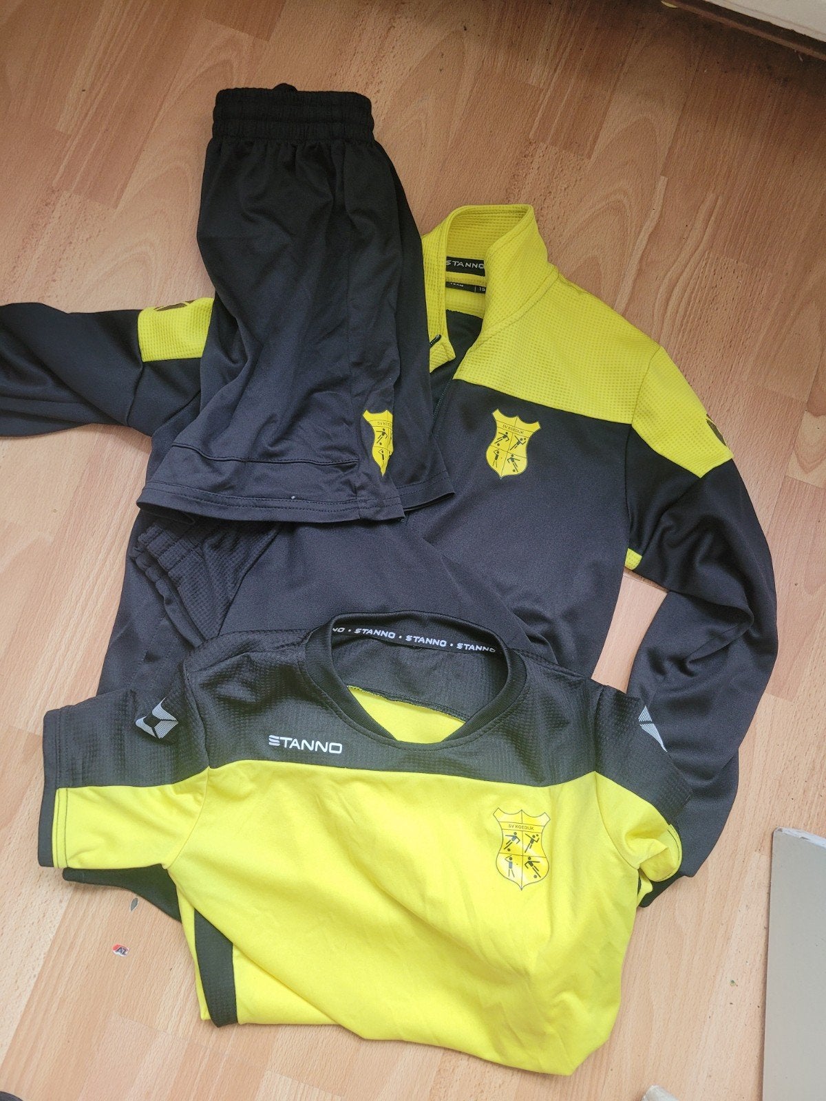 Trainingspak Koedijk met korte broek en shirt - Maat 152, Sport en Fitness, Ophalen