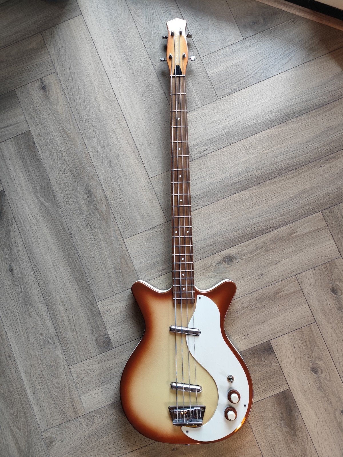 Danelectro DC Longscale Bass CB - Klassieke Basgitaar, Muziek en Instrumenten, Snaarinstrumenten | Gitaren | Bas, Ophalen, Zo goed als nieuw