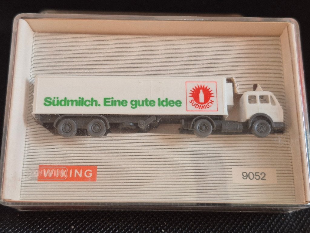 Wiking 9052 - Mercedes met koeloplegger "Südmilch" (15889), Overige merken, Gelijkstroom of Wisselstroom, Overige typen, Ophalen of Verzenden