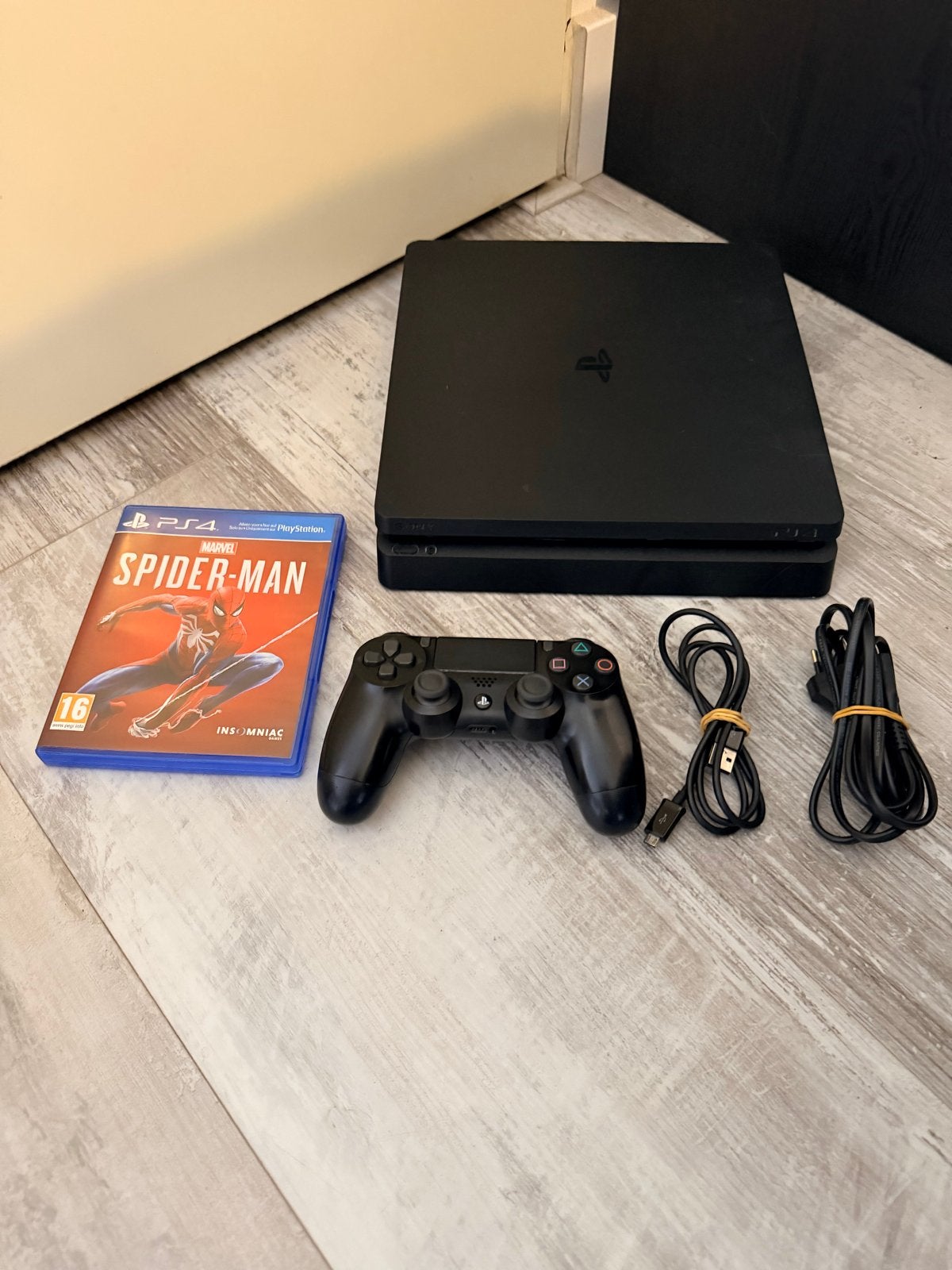 Prima werkende PlayStation 4 Slim met Spider-Man game, Ophalen, Met 1 controller, Slim, 500 GB