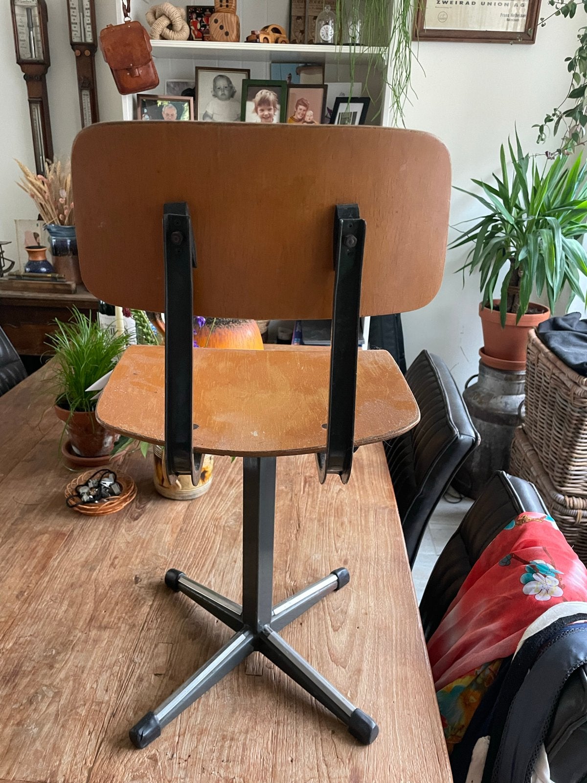 Vintage bureaustoel van hout en metaal, Ophalen