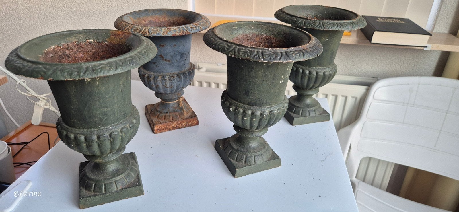 Set van 4 gietijzeren urnen, 23/24 cm hoog, Ophalen