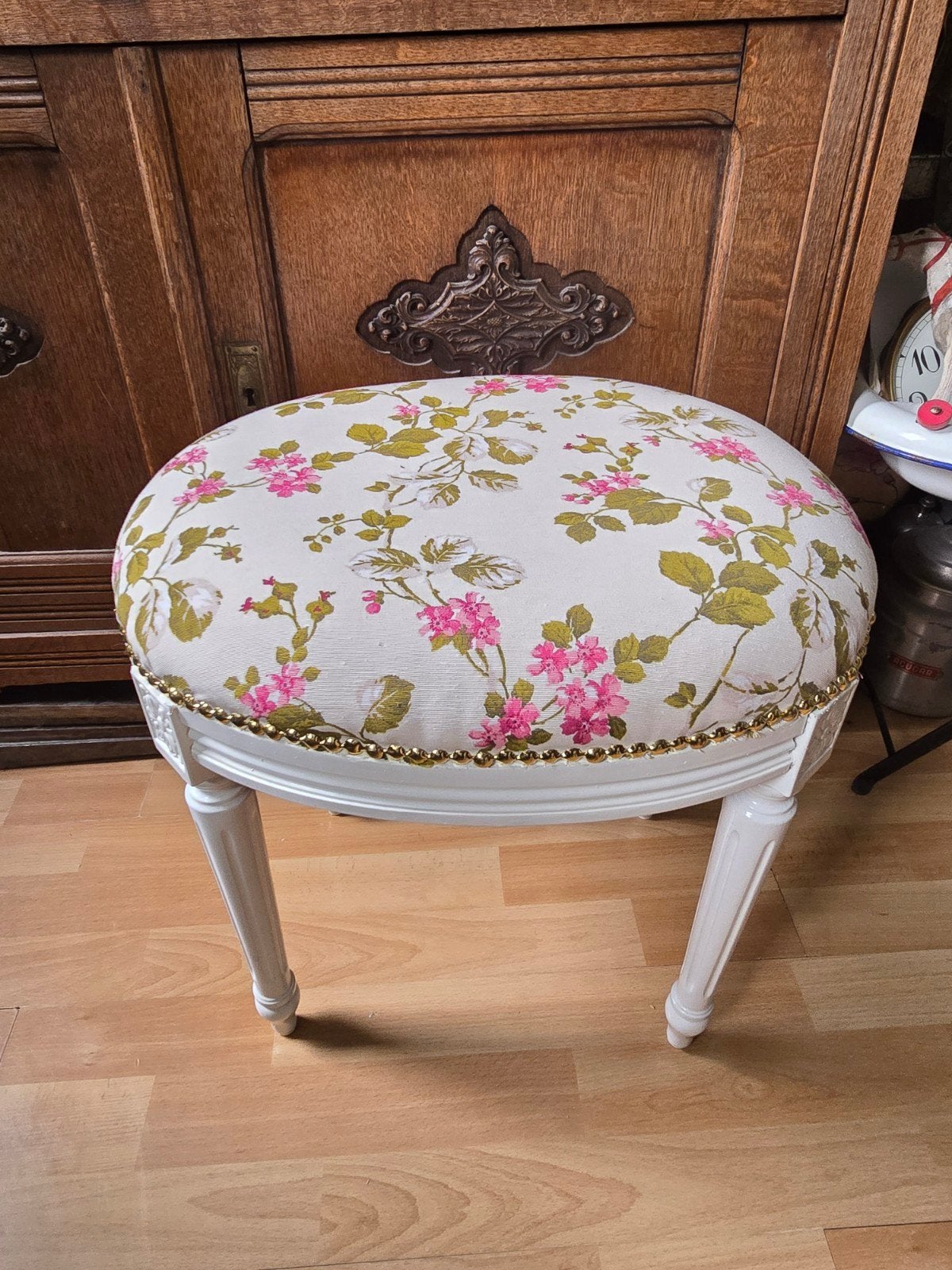 Wit brocante ovaal voetenbankje kersenbloesem, Ophalen of Verzenden