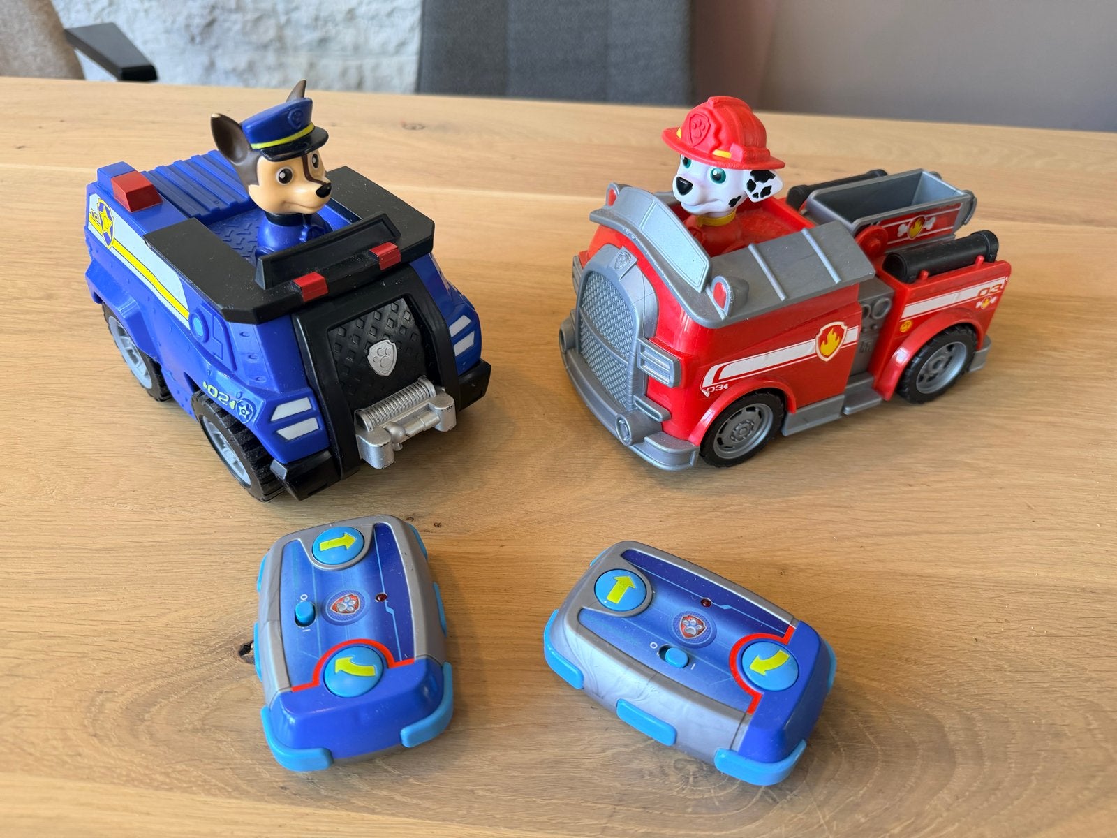 Paw Patrol Bestuurbare Auto's: Chase en Marshall, Kinderen en Baby's, Speelgoed | Speelgoedvoertuigen, Ophalen of Verzenden, Gebruikt