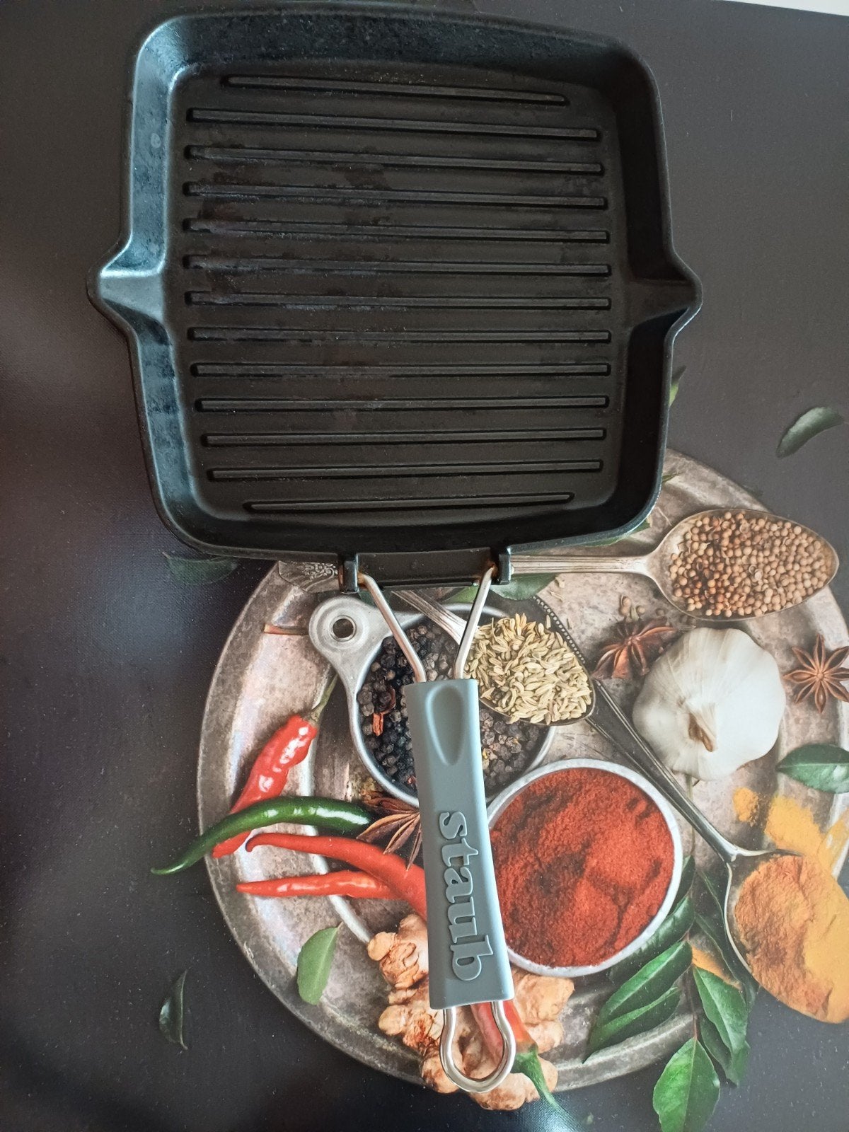 Staub grillpan 24x24 cm - Gietijzer, Huis en Inrichting, Ophalen, Zo goed als nieuw, Gietijzer