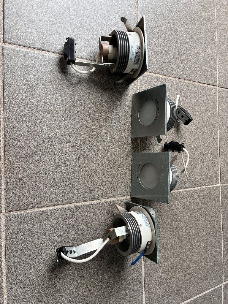 Massive badkamerspotjes 4 stuks, Ophalen of Verzenden, Gebruikt, 30 tot 60 watt, Overige fittingen
