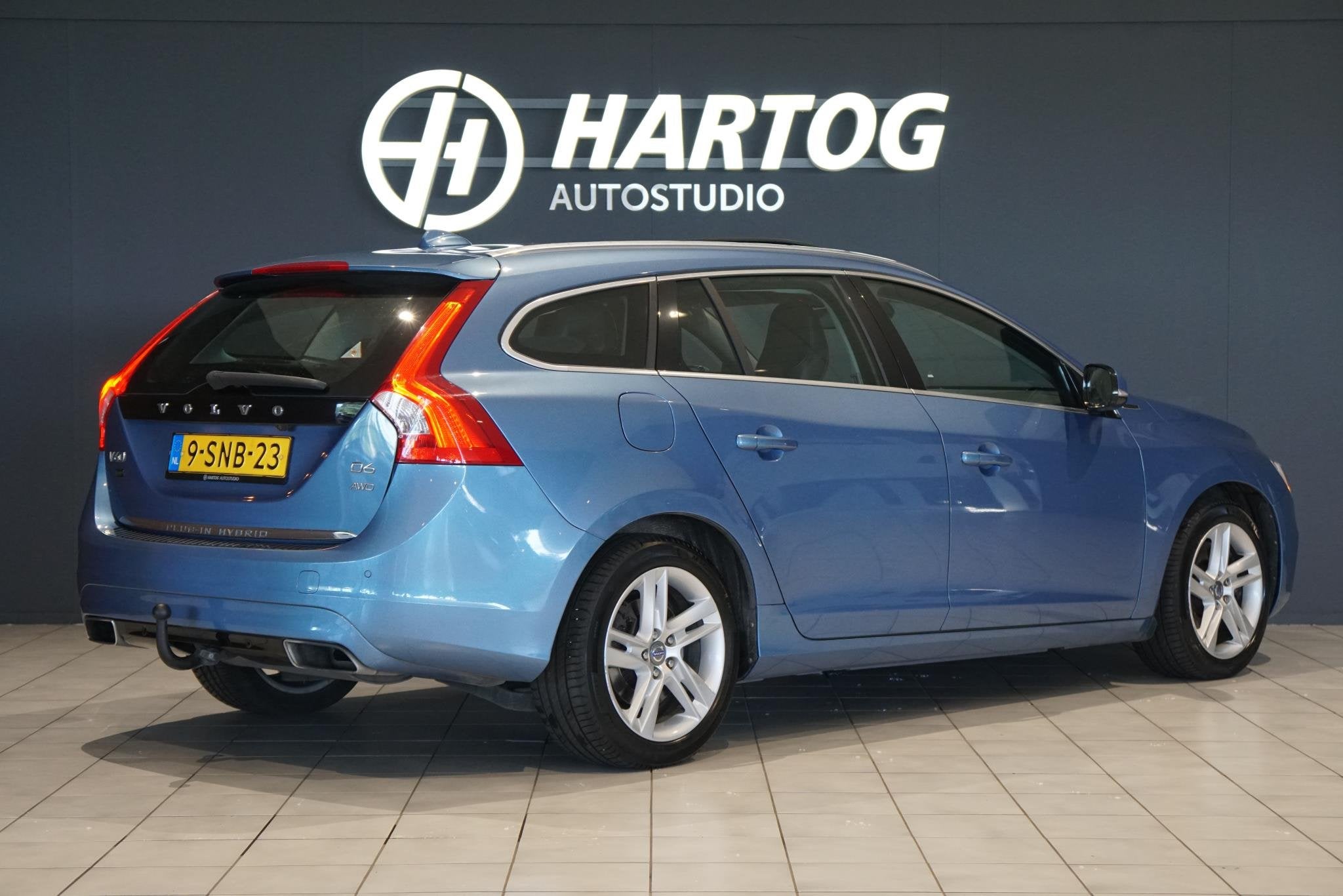 Volvo V60 2.4 D6 AWD Plug-In Hybrid Summum *EERSTE EIGENAAR*, Automaat, Blauw, Vierwielaandrijving, Automatische klimaatregeling