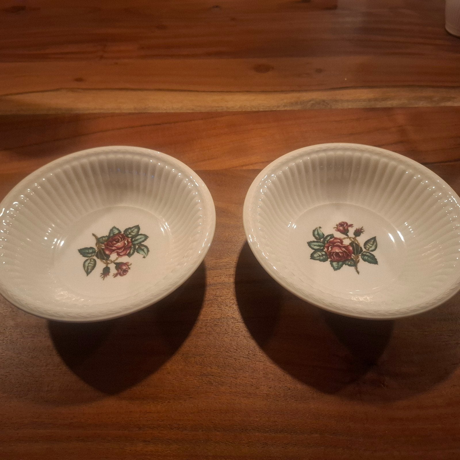 2 Wedgwood Etruria Barlaston "Moss Rose" schaaltjes, Ophalen
