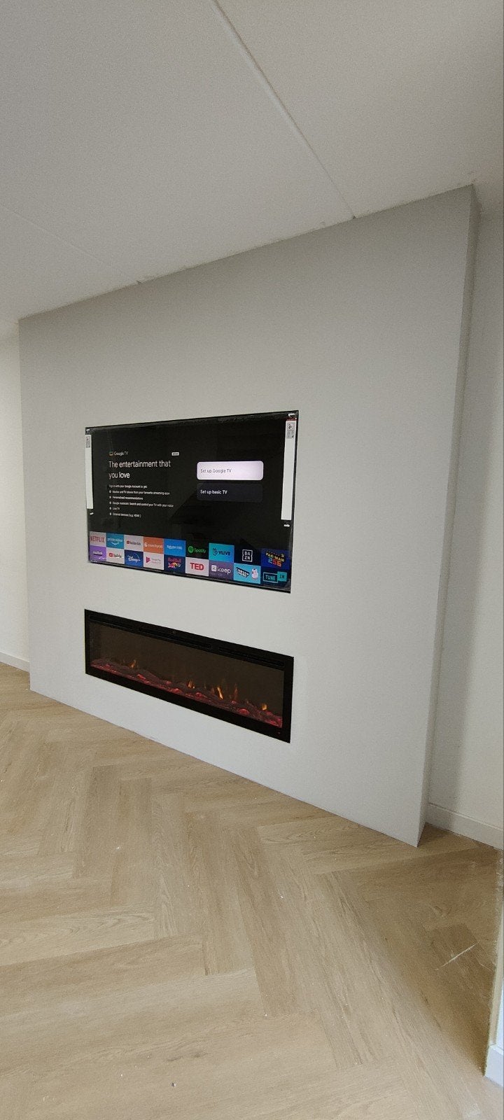 Foto 7 van Cinewall, koof, tv kast , sfeerhaard. Dicoratie. Media-wall