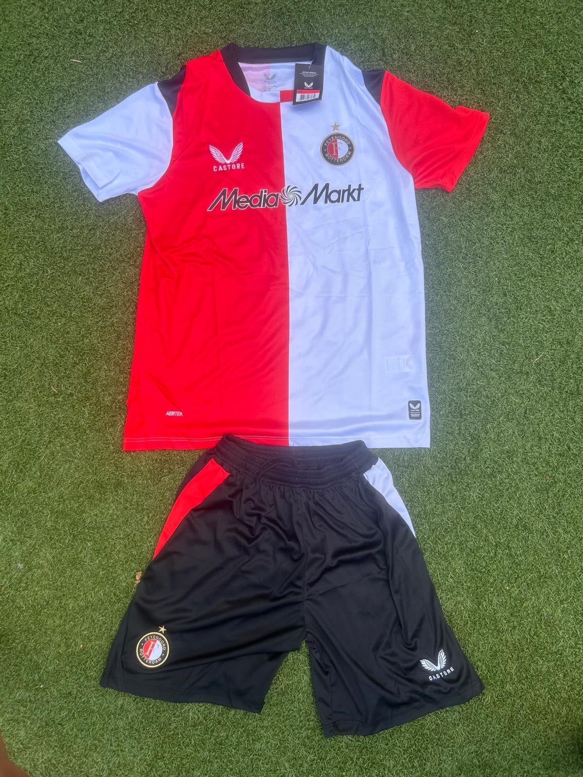 NIEUWE FEYENOORD THUIS TENUES 26/27, Sport en Fitness, Maat XS of kleiner, Ophalen of Verzenden, Nieuw, Shirt