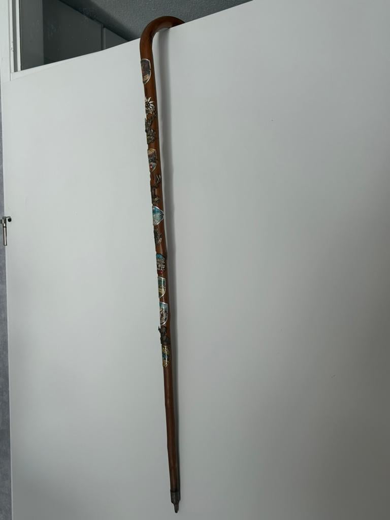 Vintage houten wandelstok met schiltjes Zwitserland, Ophalen of Verzenden, Gebruikt