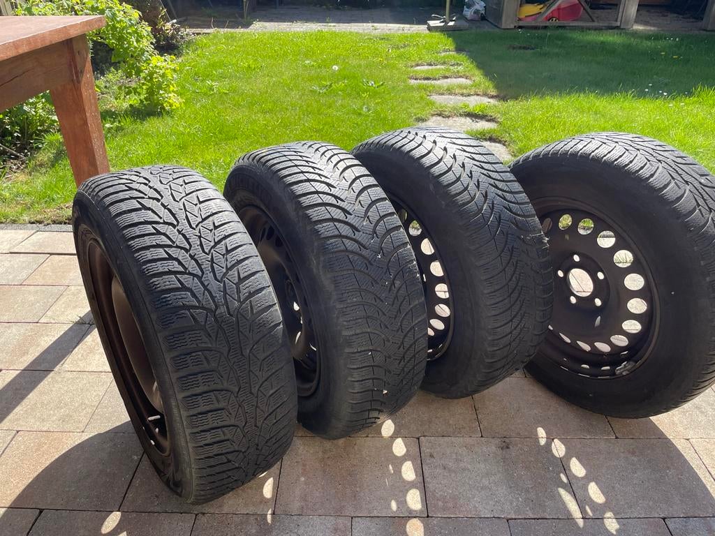Winterbanden 195/65R15 met velgen - Michelin & Nokian, Gebruikt, 15 inch, Banden en Velgen, 195 mm