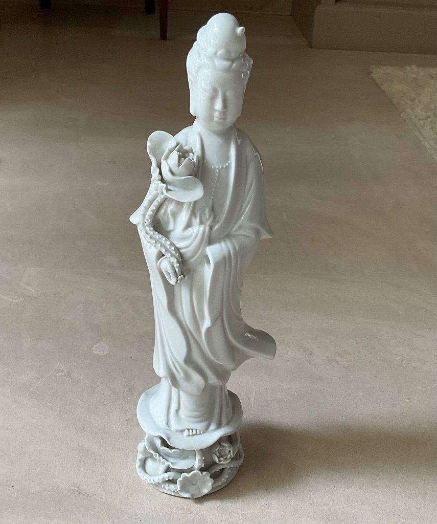 Grote Guan Yin Lotus Blanc de Chine sculptuur gemerkt, Antiek en Kunst, Wit, Verzenden, 36 cm, China