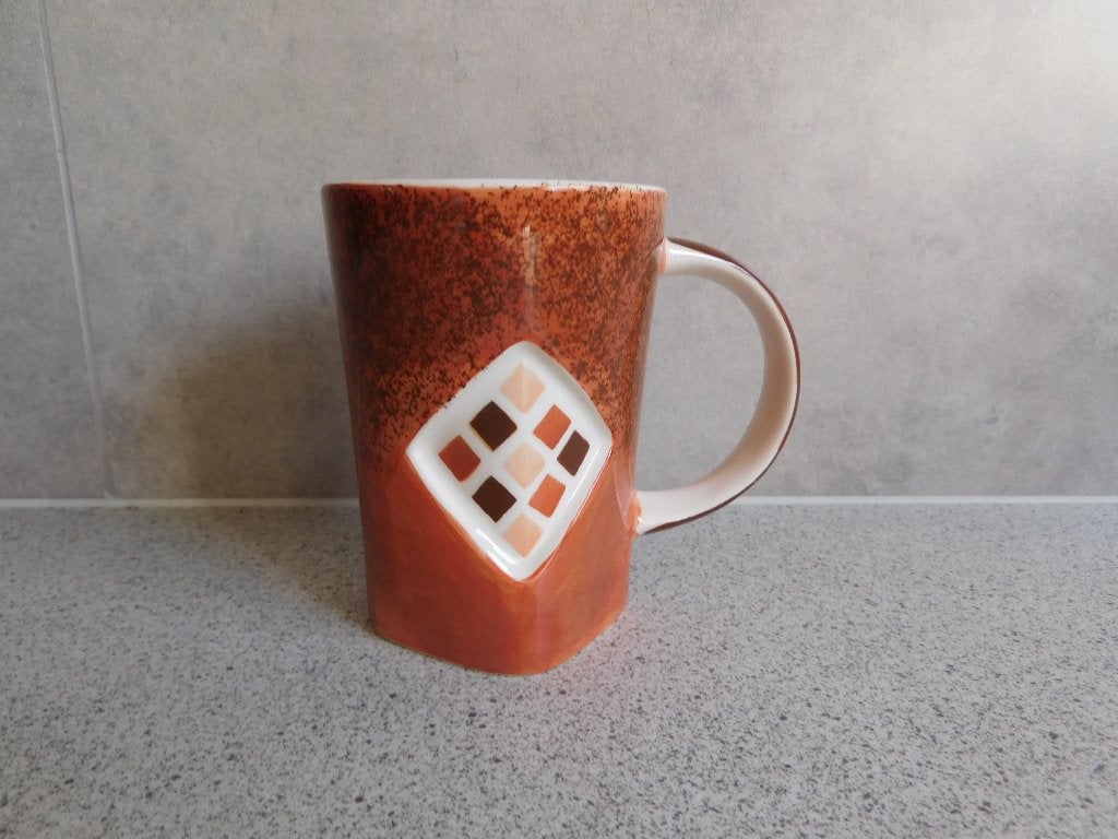 Mok 10,5x9 cm. Bruin 4kant Fine Ceramics Cha Cult Germany, Huis en Inrichting, Overige merken, Keramiek, Zo goed als nieuw, Overige stijlen