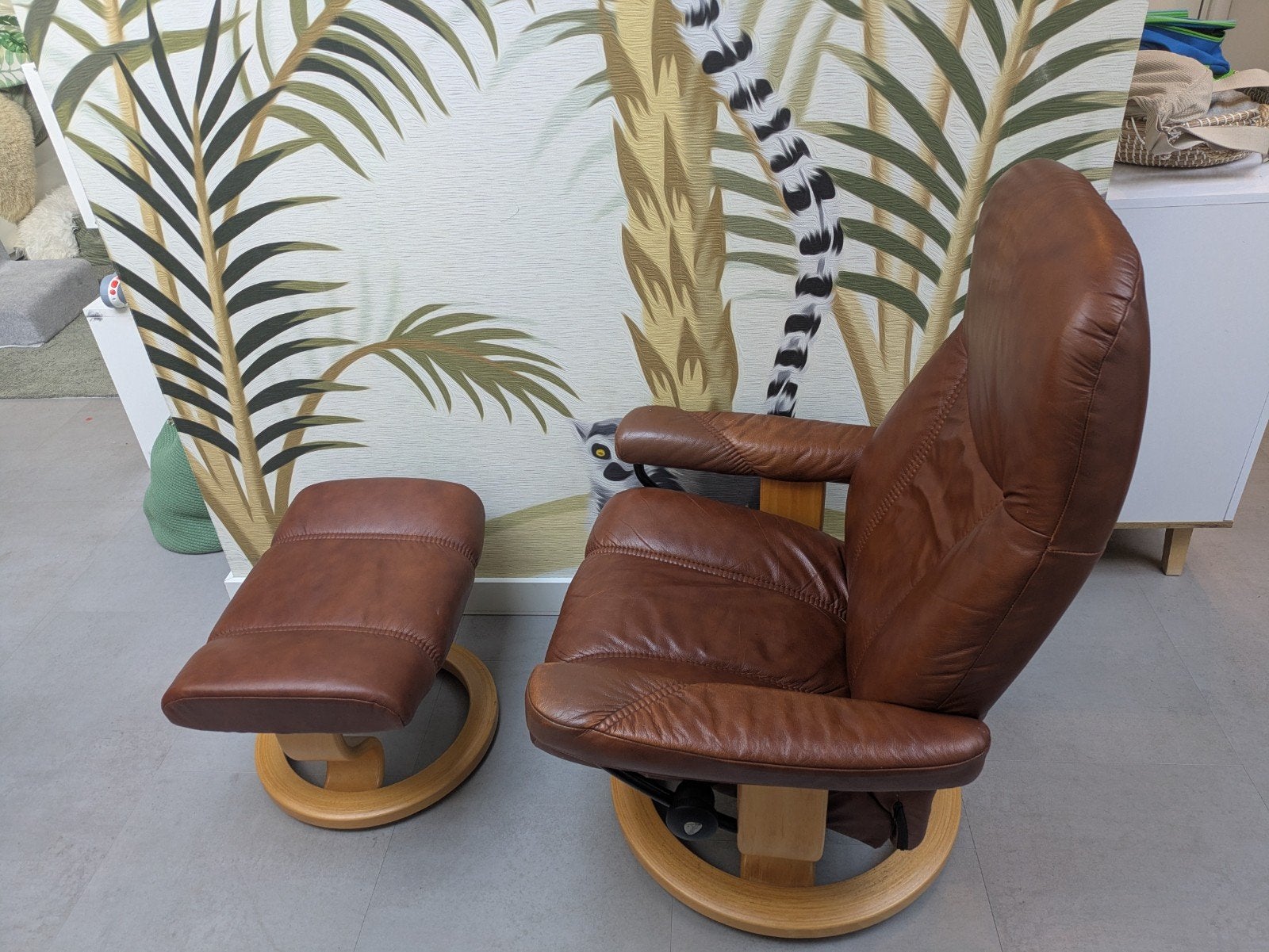 Stressless Relaxfauteuil Cognac Leer met Voetenbank, Ophalen, Gebruikt, Eenpersoons, Minder dan 150 cm