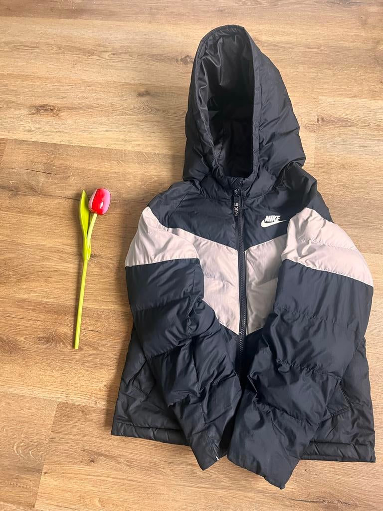Nike Puffer Jas Zwart/Grijs met kleine scheurtjes, Ophalen of Verzenden, Gedragen, Maat 34 (XS) of kleiner, Zwart