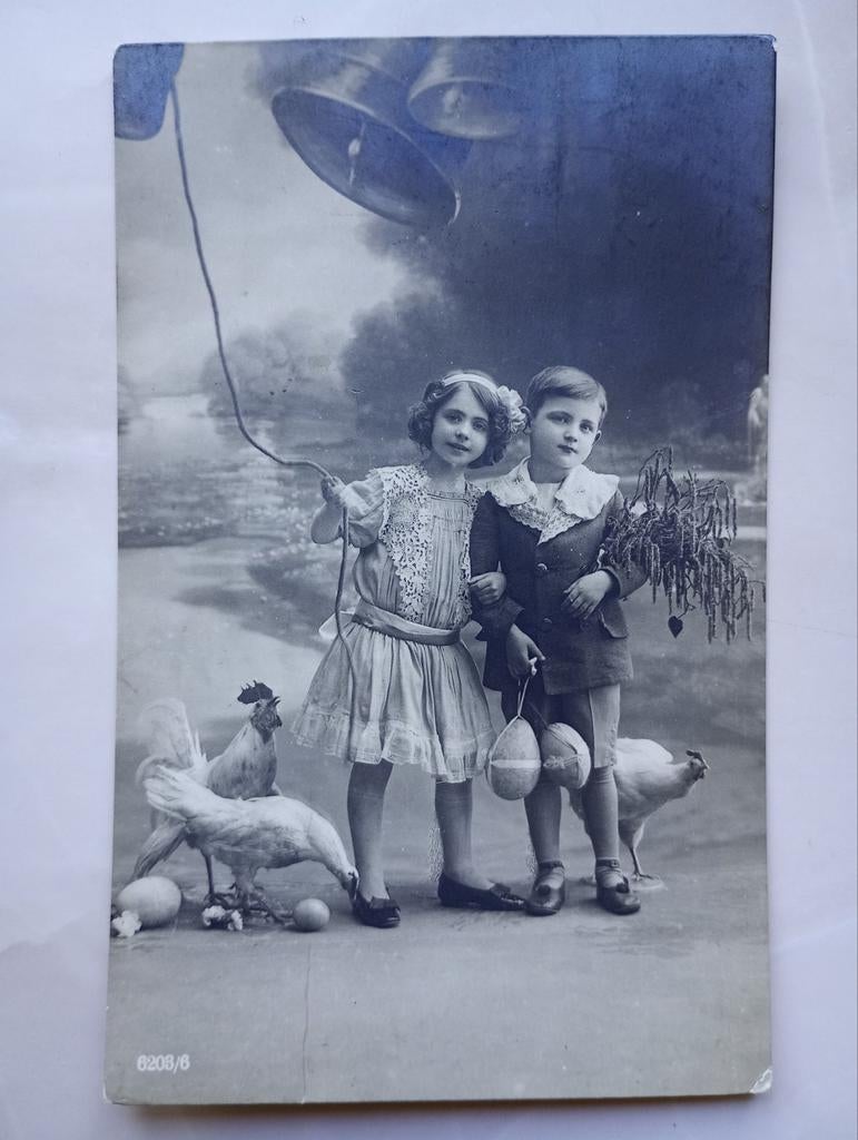 Brocante kaart pasen, kinderen met klokken en kippen, Ophalen of Verzenden, Voor 1920, Overige thema's
