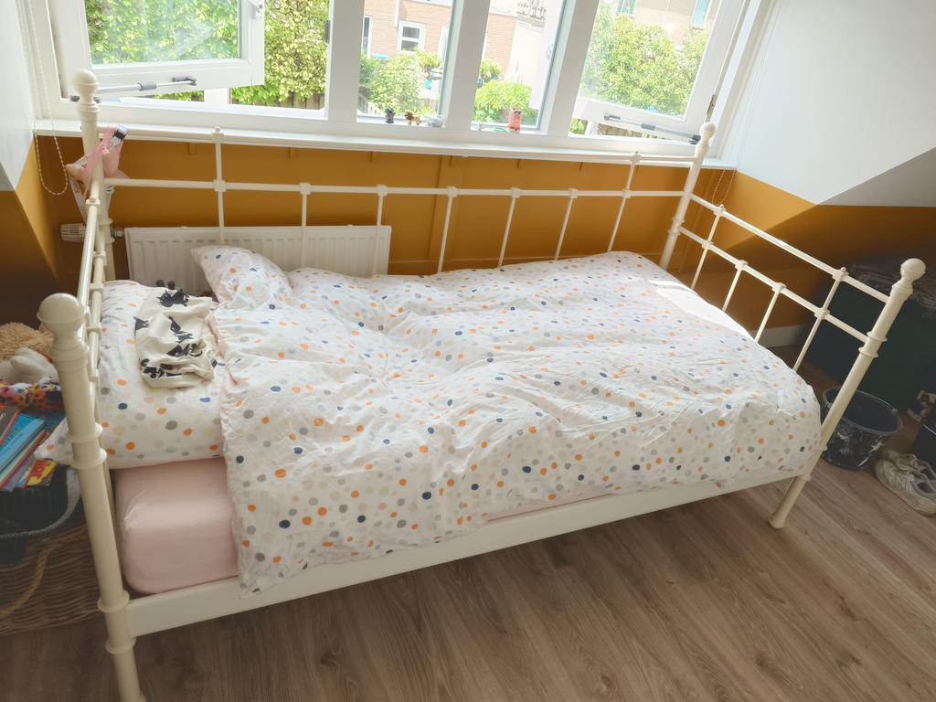 Stalen bed, Ophalen, 85 tot 100 cm, Zo goed als nieuw, Matras