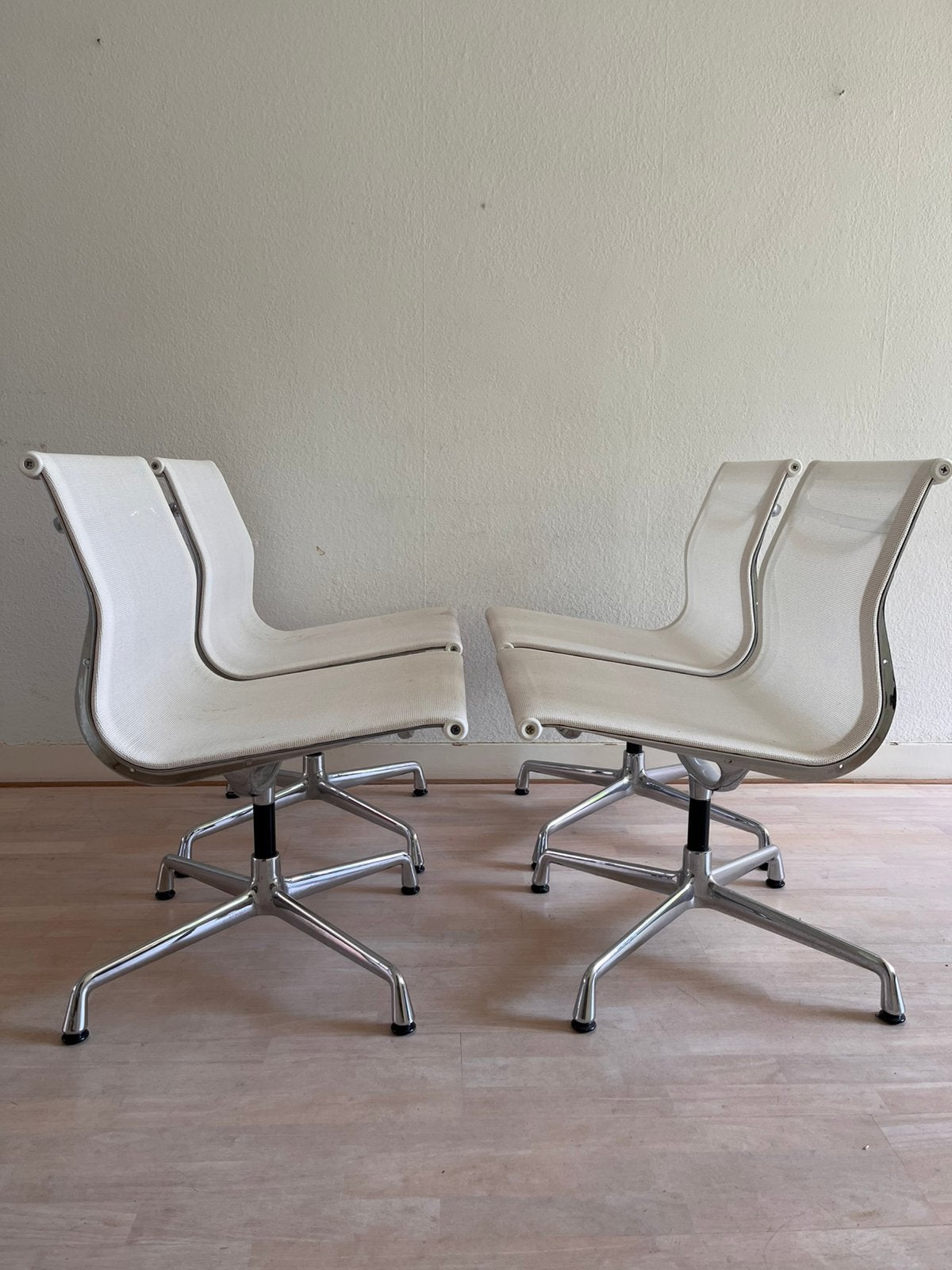 4x Vitra Eames Aluminium Group Netweave stoelen – wit –, Ophalen