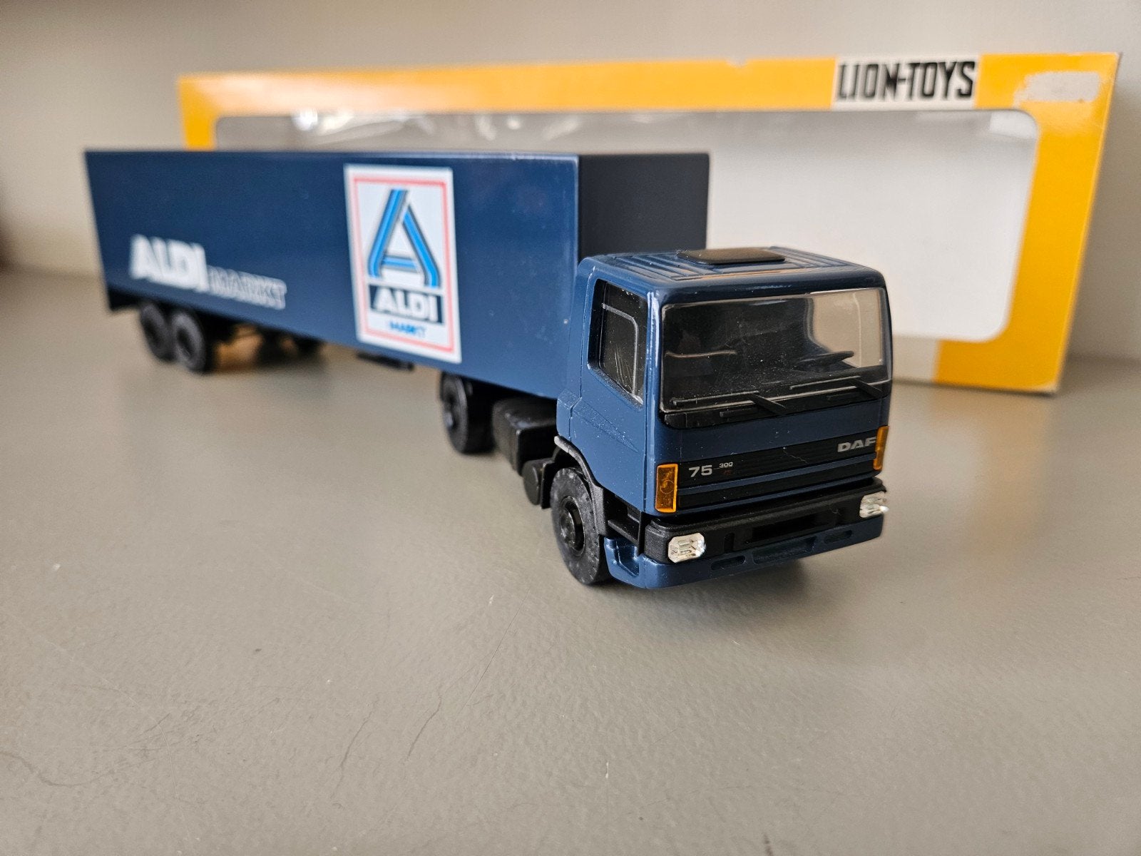 Lioncar Daf 75 Aldi trailer ovp, Ophalen of Verzenden, Zo goed als nieuw, Bus of Vrachtwagen, Lion Toys