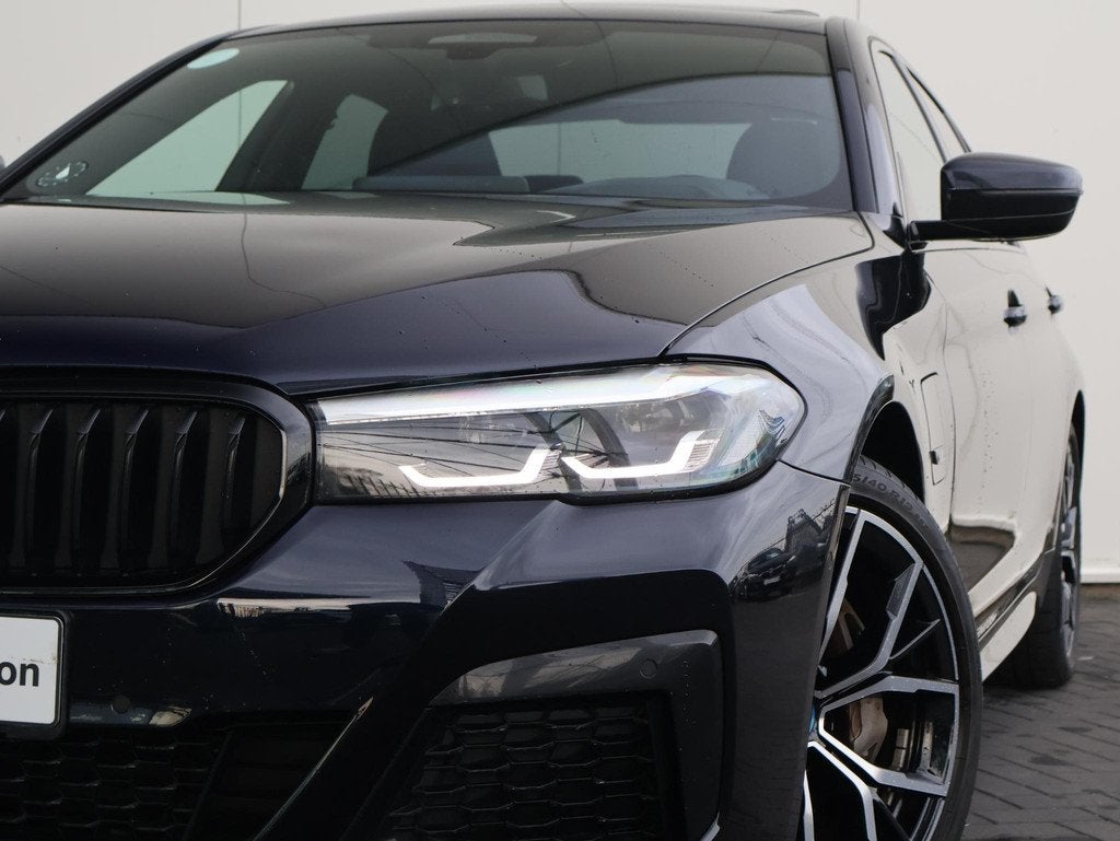 BMW 5-serie 545e xDrive Business Edition Plus M Sportpakket/, Auto's, BMW, Stof, Gebruikt, 394 pk, Zwart