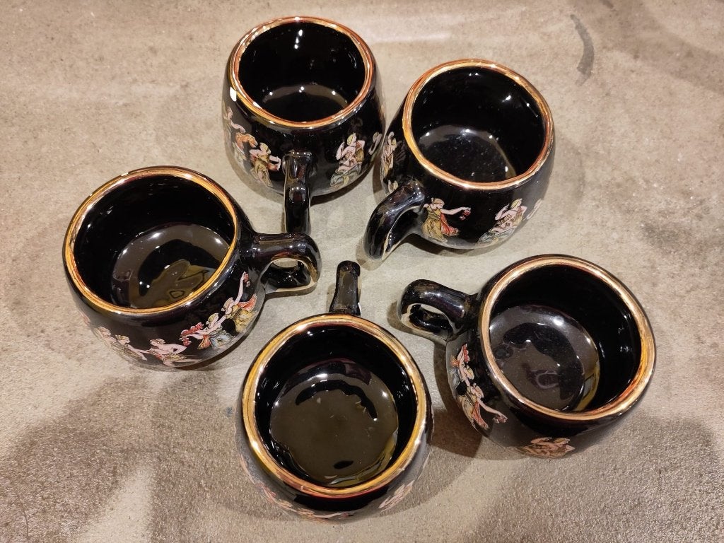 Porcelain kopjes koffie, Ophalen