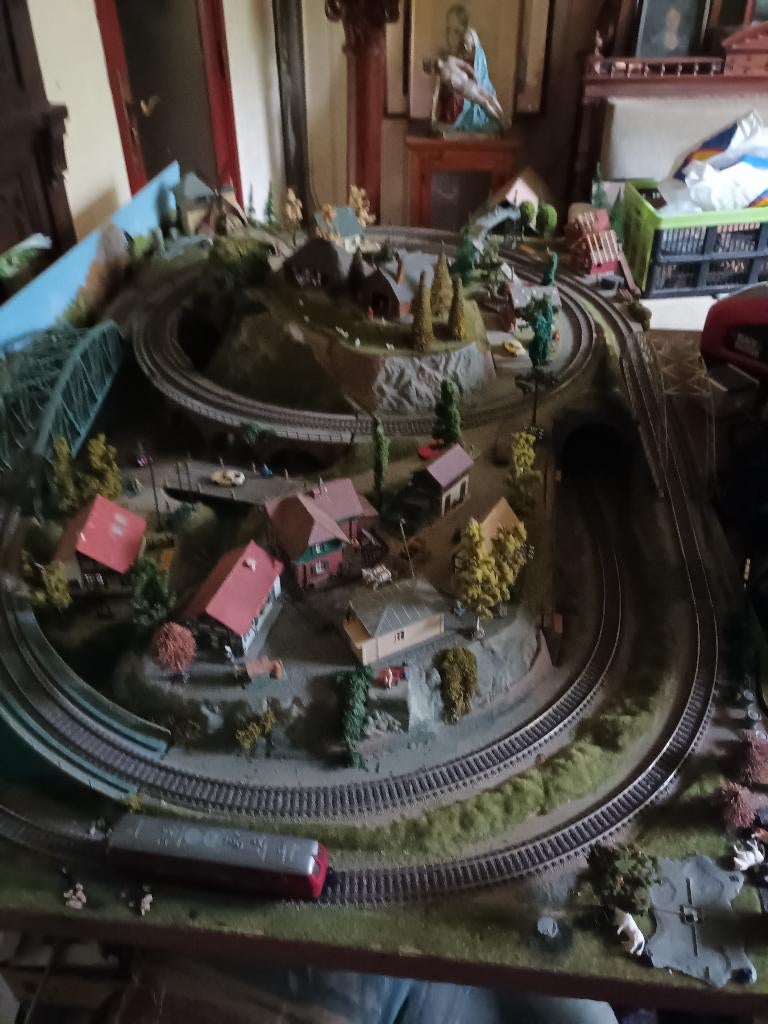 Mooie treinbaan;Fertig gelaende, Gelijkstroom of Wisselstroom, Brug, Tunnel of Gebouw, Zo goed als nieuw, Ophalen