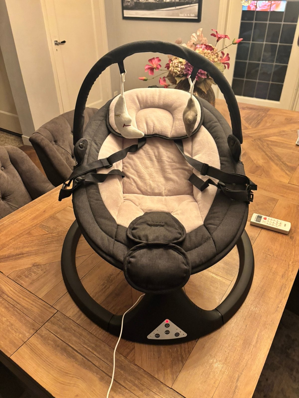 Baby swing stoeltje electrisch, Ophalen, Zo goed als nieuw, Wipstoel, Met gordel(s) of riempje(s)