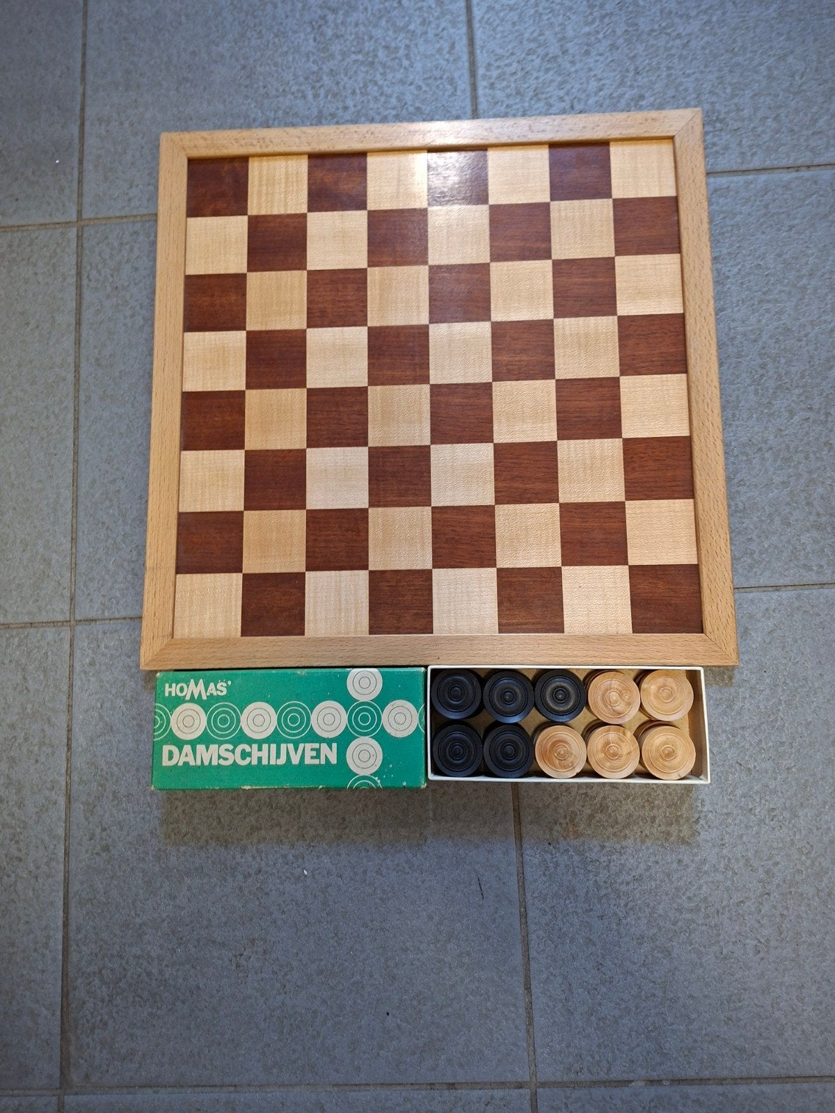 Mooi ouder dambord met stenen in goede staat, Een of twee spelers, Ophalen of Verzenden, Gebruikt, Homas