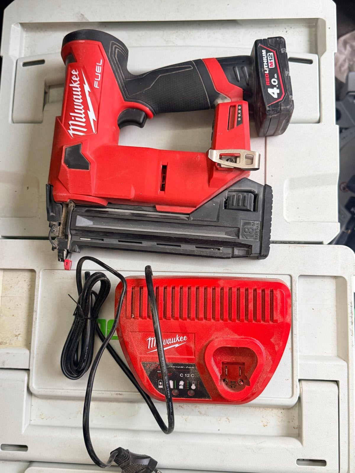 Milwaukee M12 18 Ga Tacker met lader en 4.0Ah accu 2.0h accu, Doe-het-zelf en Verbouw, G, G, Ophalen of Verzenden, Milwaukee