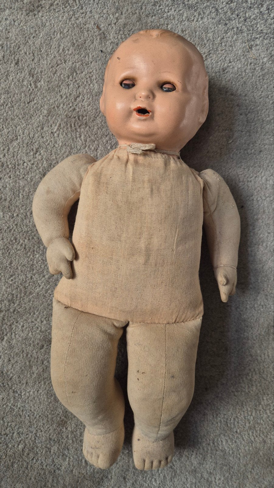 Oude vintage babypop pop met stoffen lichaam - Jaren '50, Antiek en Kunst, Antiek | Speelgoed, Ophalen of Verzenden
