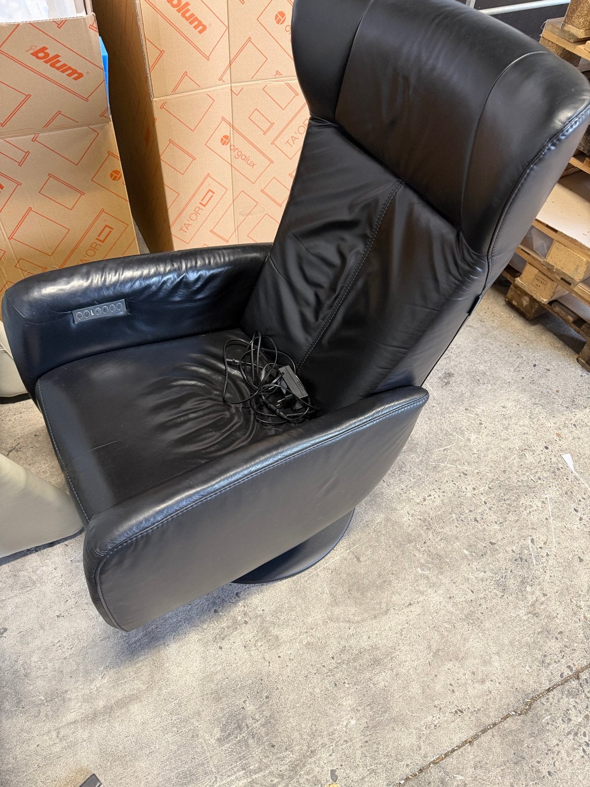 Prominent Zwart Leren Relaxfauteuil elektrisch sta op, Ophalen, Gebruikt, Leer, 75 tot 100 cm