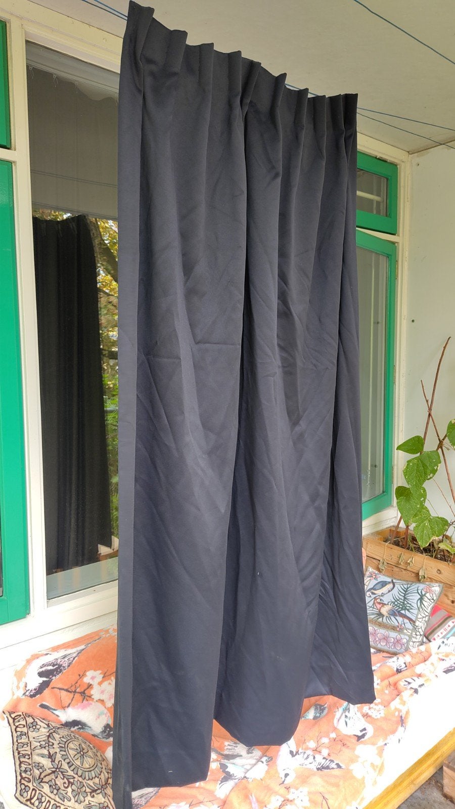 zwarte satijn gordijn, Huis en Inrichting, Ophalen, Gebruikt, Verduisterend, 168 cm