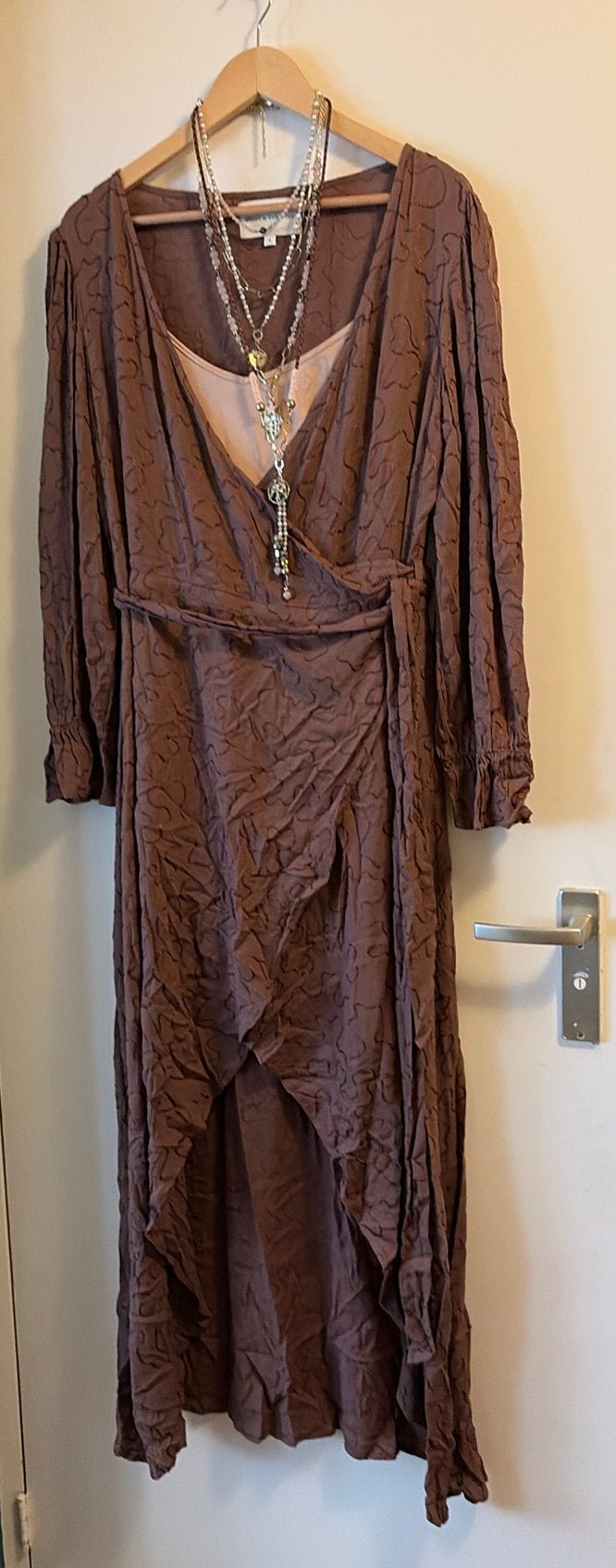 Moost & the Muse wrap dress  bruin L viscose, Verzenden, Zo goed als nieuw, Bruin, Onder de knie
