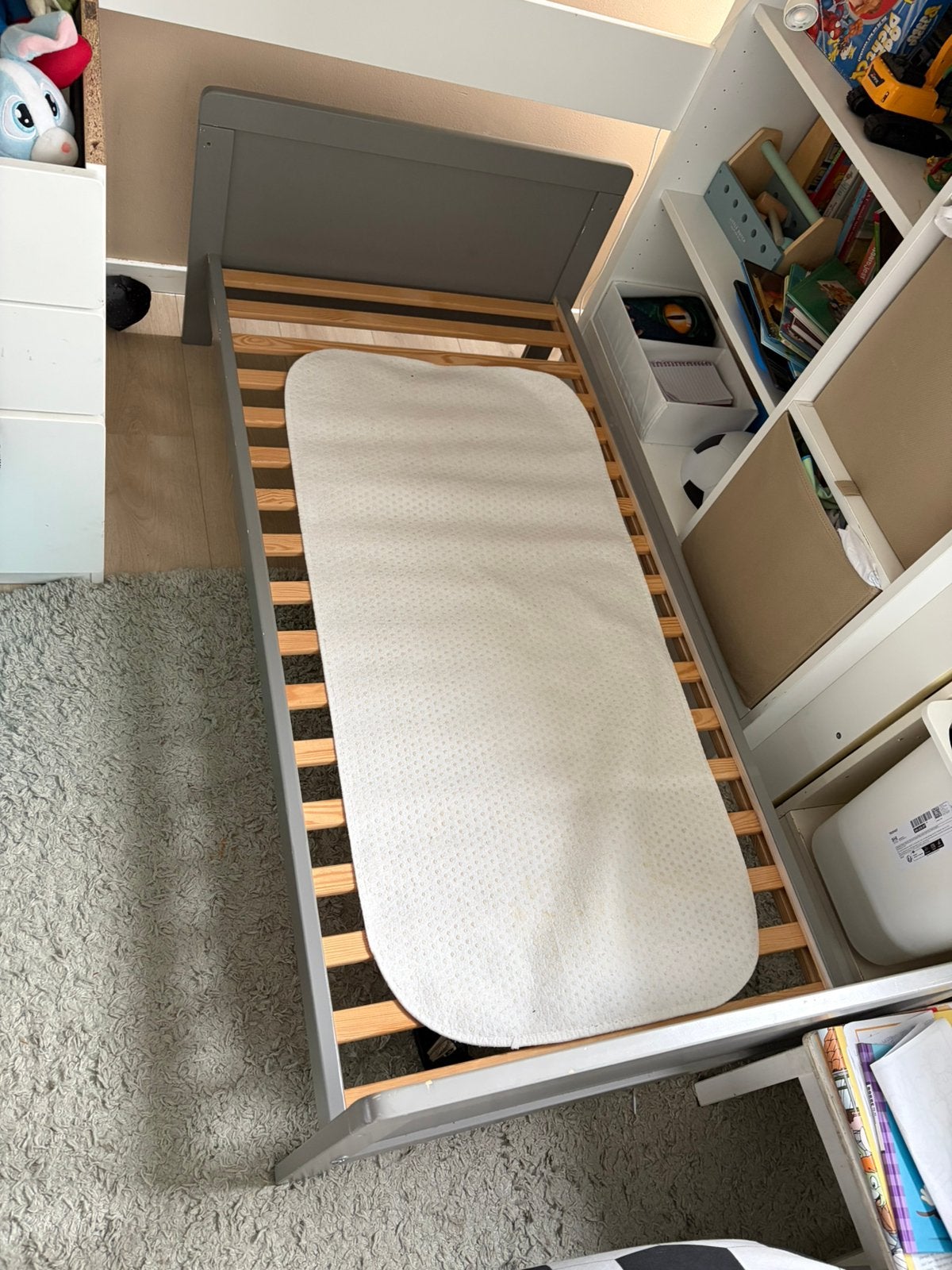 Peuterbed met matras, deken en accessoire, Huis en Inrichting, Ophalen, Gebruikt, Eenpersoons, 90 cm