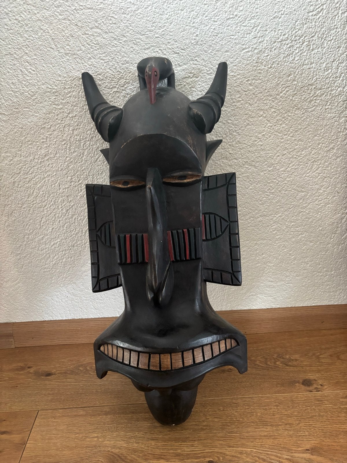 Afrikaans houten masker met hoorns en vogel, Hout, Afrika, Masker, Gesneden