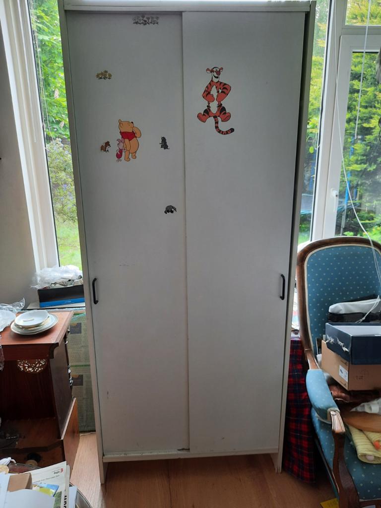 Kledingkast met schuifdeuren en Winnie de Poeh stickers, Ophalen, Gebruikt, 105 cm of meer, 75 tot 100 cm