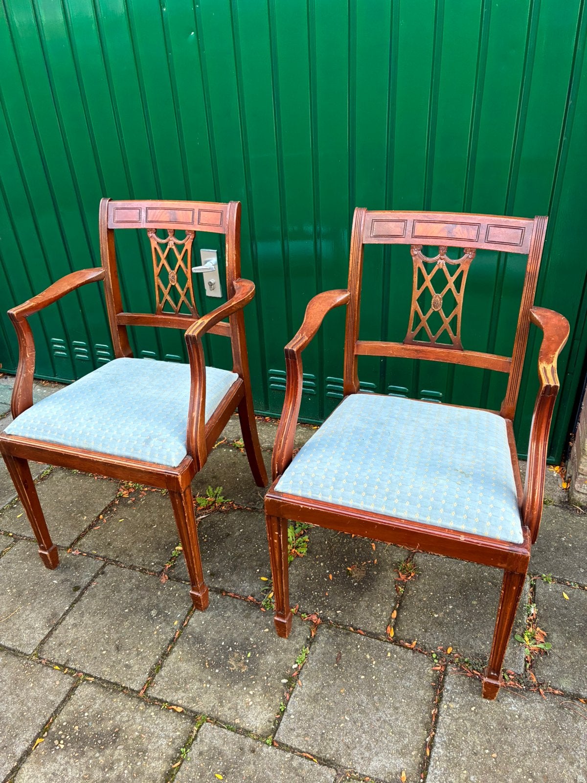 2 oude armstoelen, Ophalen