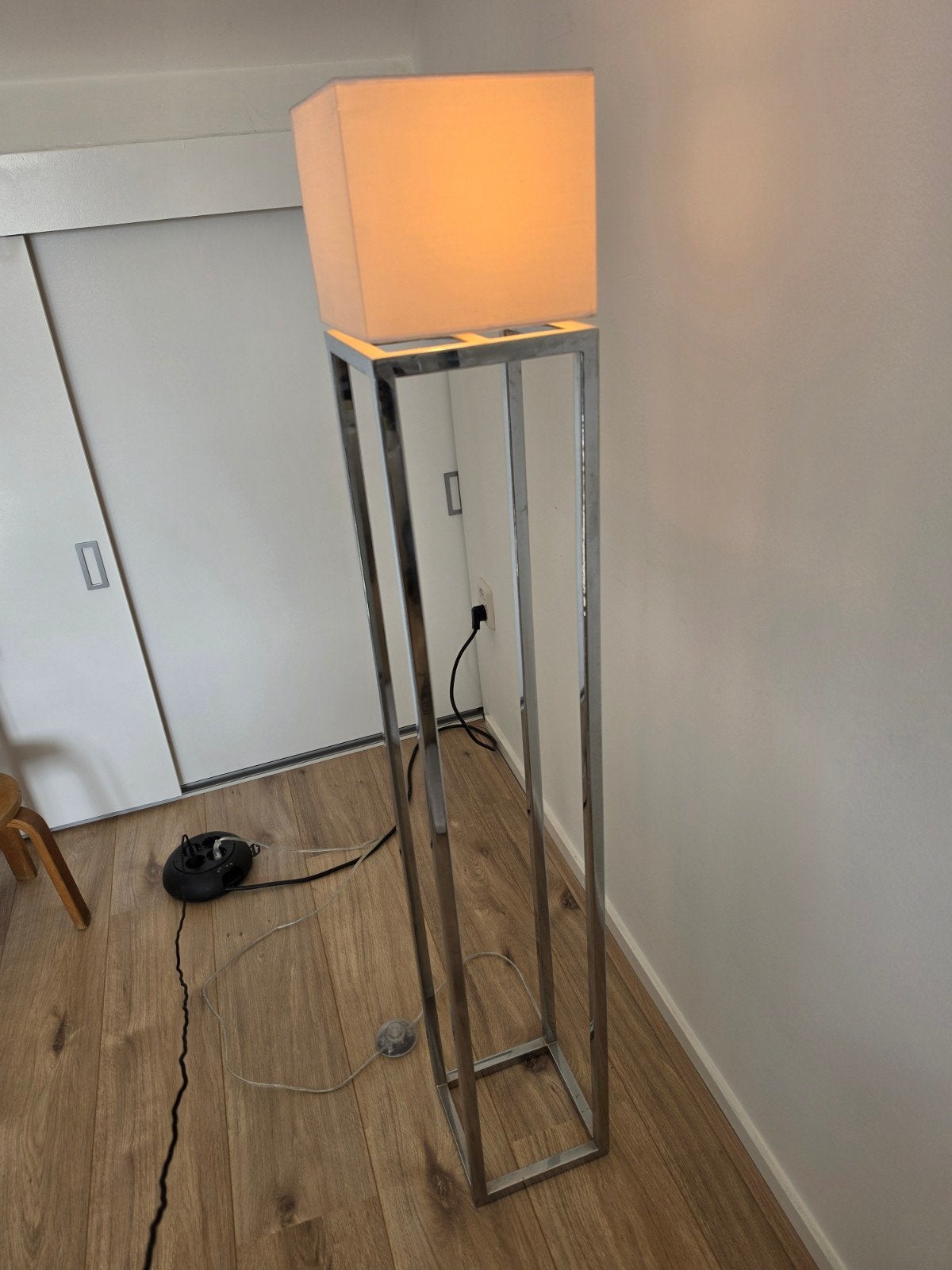 Staande lamp zilver met creme lampenkap, Huis en Inrichting, Lampen | Vloerlampen, Ophalen
