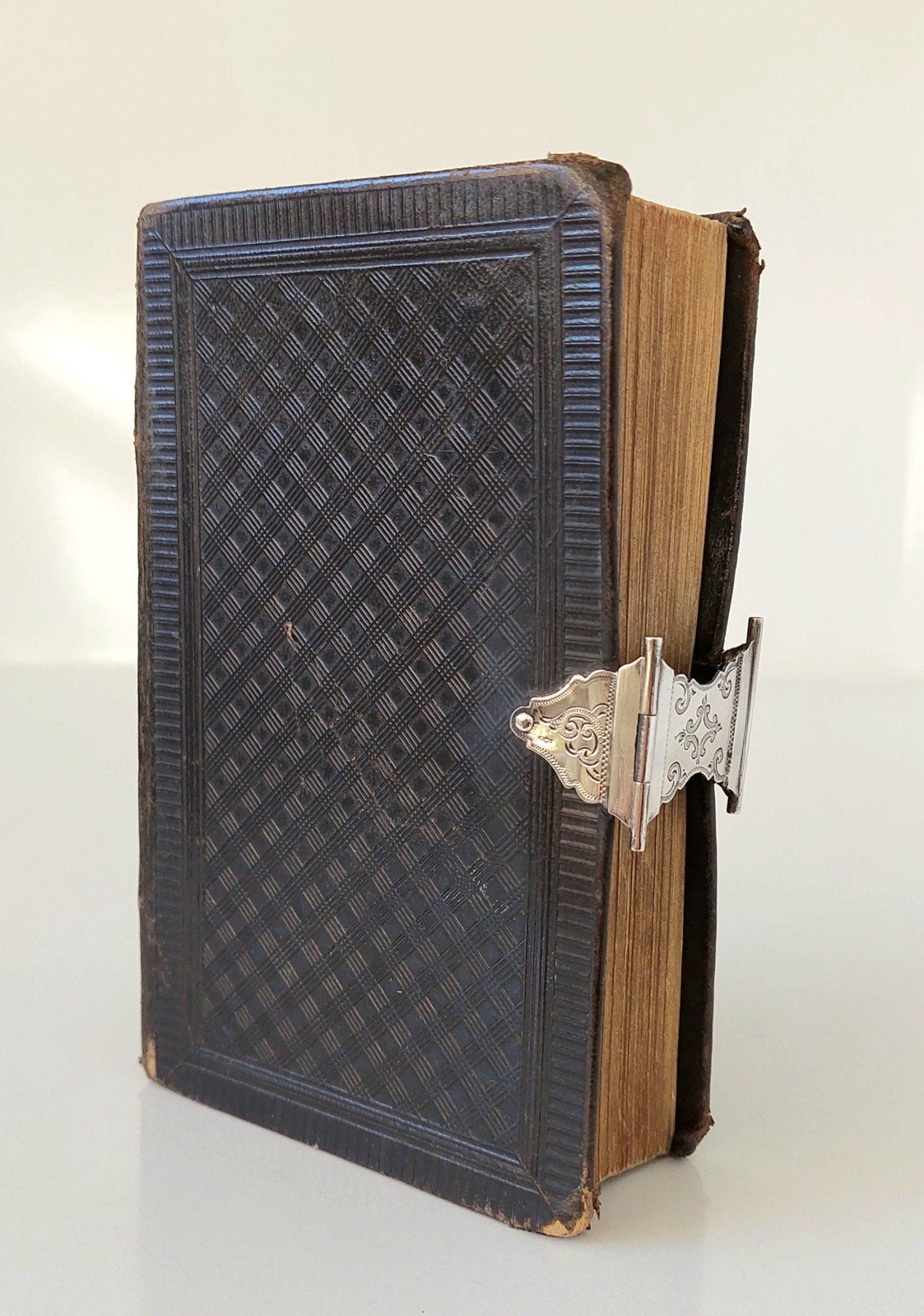 Antieke Bijbel uit 1884 met zilveren slot sluiting., Ophalen of Verzenden