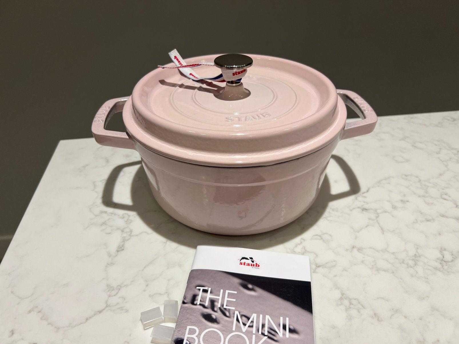 Nieuwe Staub La Cocotte 24 cm Sorbet Pink in de doos, Nieuw, Ophalen of Verzenden, Staub, Zwilling