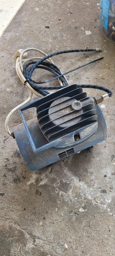Thomas Luchtcompressor - Compact en Krachtig, Ophalen, Gebruikt, Minder dan 200 liter/min, Minder dan 6 bar