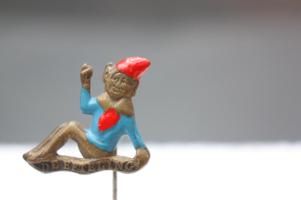 De Efteling mooie oude gekleurde pin met kabouter, Verzamelen, Efteling, Ophalen of Verzenden, Gebruikt, Overige typen